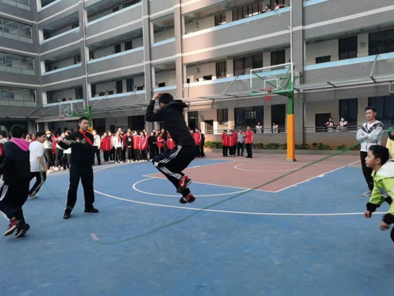 跳悦青春绳采飞扬新迎中学二部举办跳绳比赛活动
