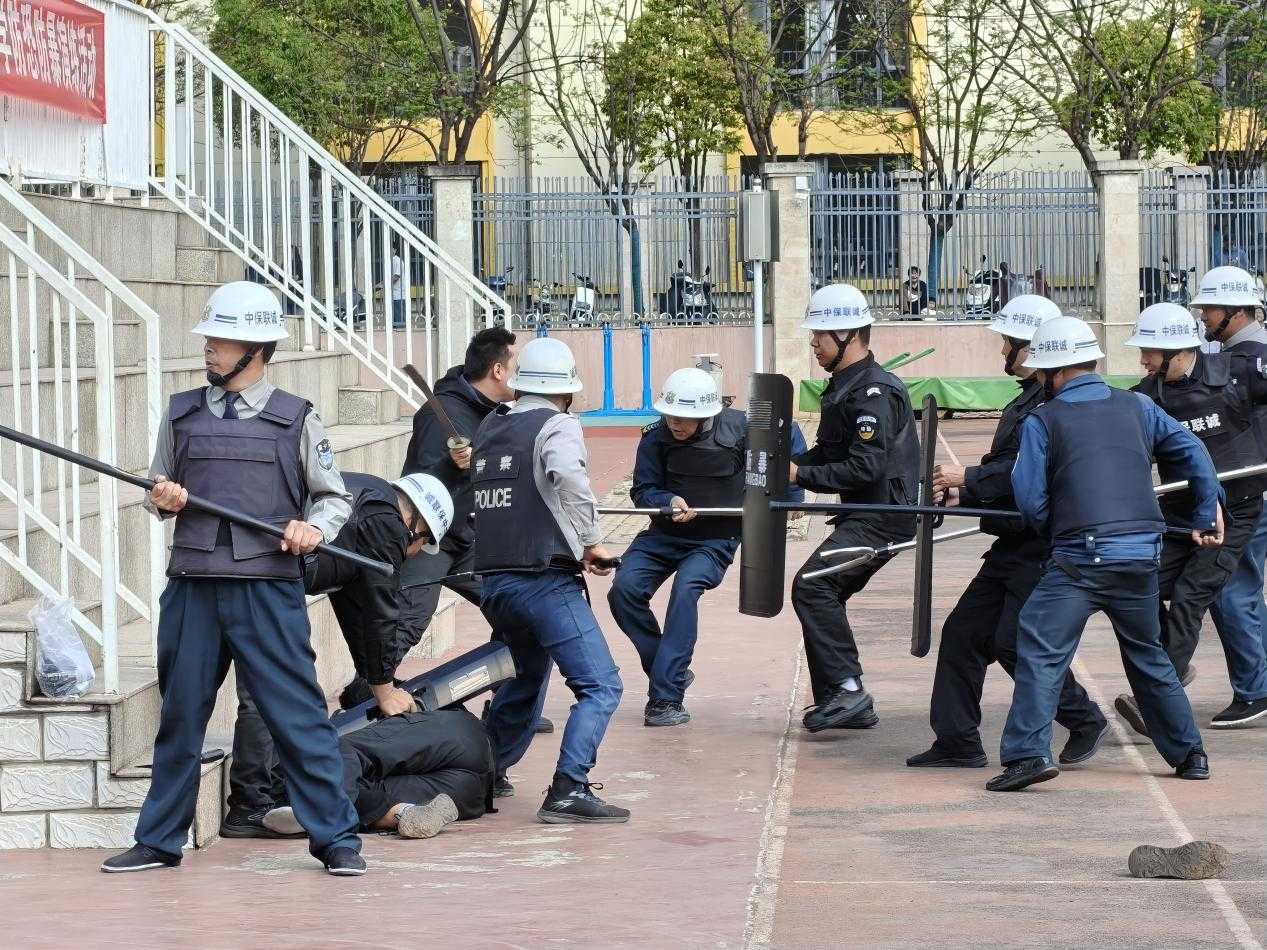 警校联动筑防线   防恐演练护平安  ||新迎中学开展2025年春季学期防恐防暴应急演练活动